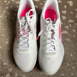 Skechers women’s Vipor Court Pro 2 pickleball sneaker.